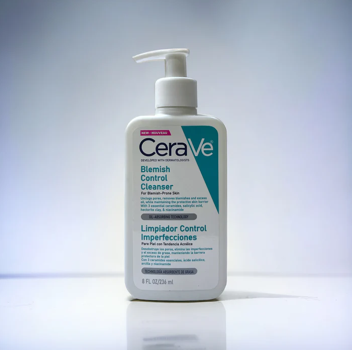 CeraVe Blemish Control Cleanser with 2% Salicylic Acid & Niacinamide exfoliates and prevents blemishes, leaving skin clear and refreshed.